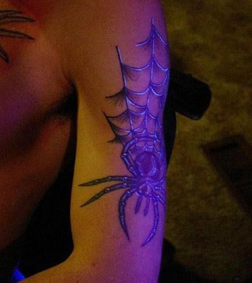 Светящиеся татуировки (14 фото)