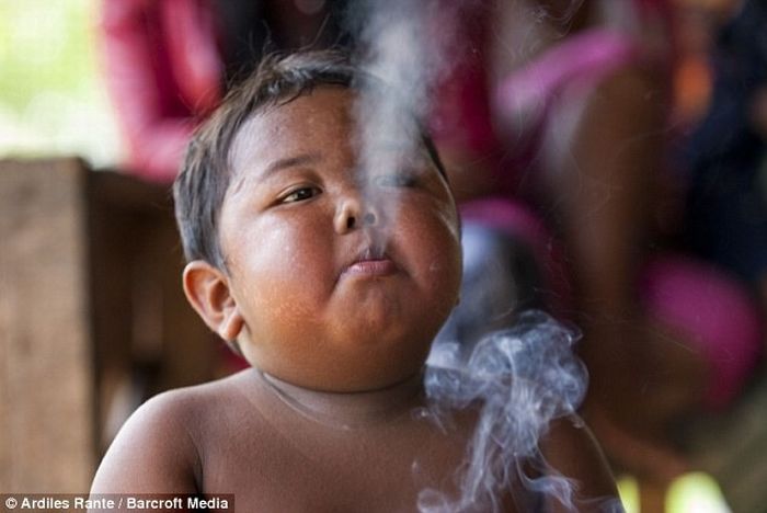 Двухлетний мальчик из Индонезии выкуривает 40 сигарет в день (4 фото)
