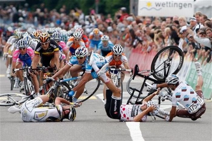 Массовое столкновение во время 4го этапа Тур де Свисс