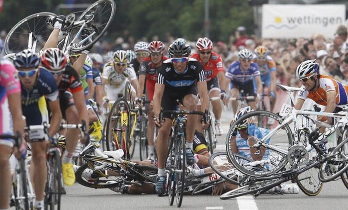 Массовое столкновение во время 4го этапа Тур де Свисс