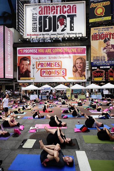 Йога на Таймс-сквер в Нью-Йорке (12 фото)