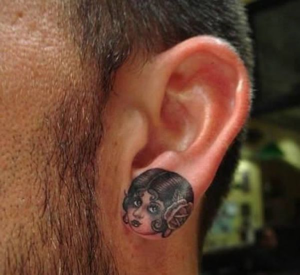 Татуировки на ушах (13 фото)