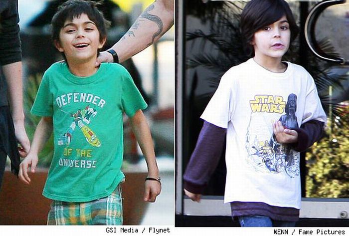 Меган Фокс в футболках 8-летнего мальчика (2 фото)