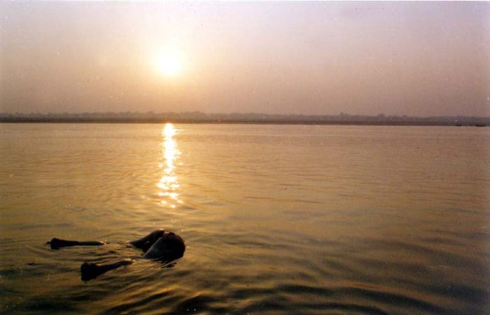 Ужасы священной реки Ганг (22 фото)