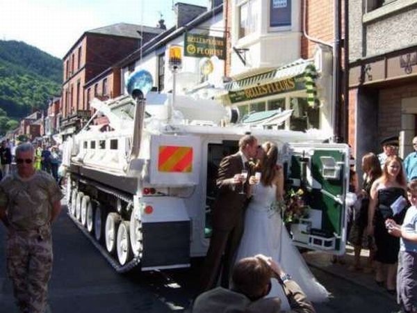 Свадьба на танке (18 фото)