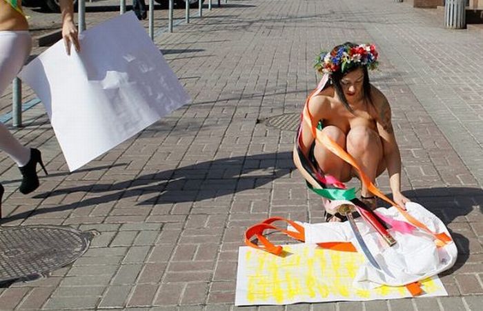Femen поддержали японцев (17 фото) НЮ