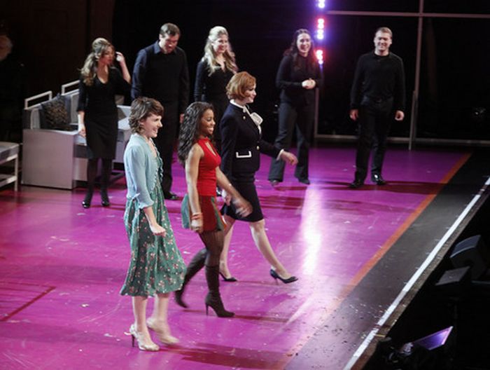 Кристина Хендрикс в нижнем белье во время спектакля (12 Фото)