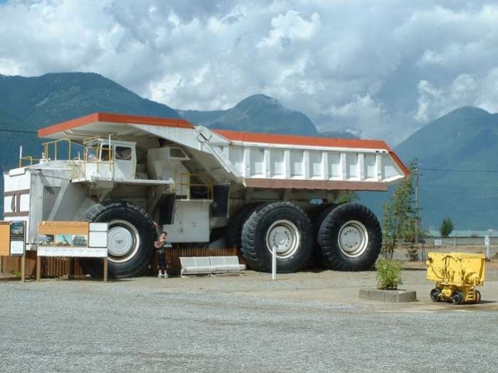 Гигантские грузовики для разработки карьеров (23 Фото)