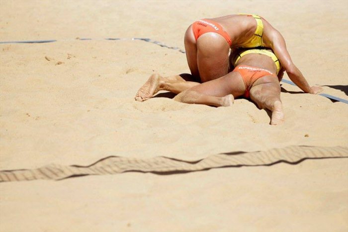 Девушки играют в пляжный волейбол (28 Фото)