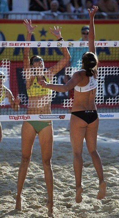 Девушки играют в пляжный волейбол (28 Фото)
