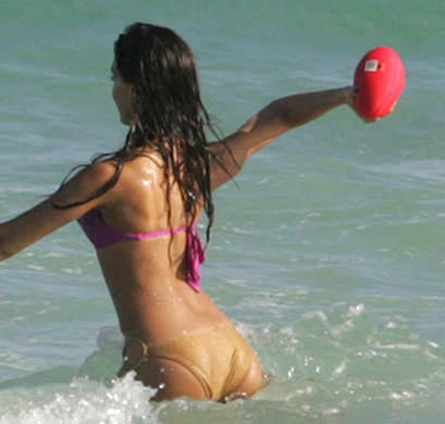 Джессика Альба на пляже (9 Фото)