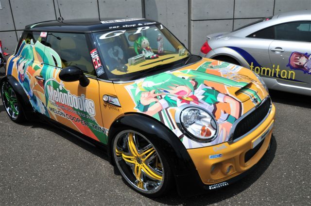 Автомобили любителей аниме (12 Фото)