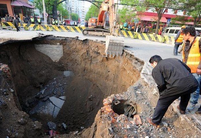 Огромный провал асфальта в Китае (6 Фото)