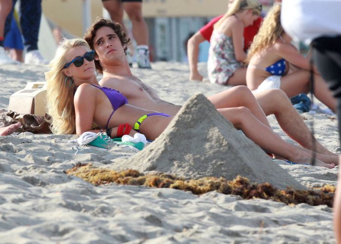 Джулианна Хаф в бикини на пляже (8 Фото)