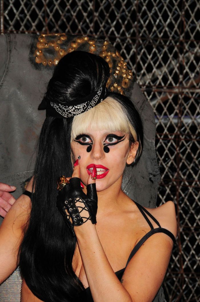 Леди Гага в очень странном костюме (9 Фото)