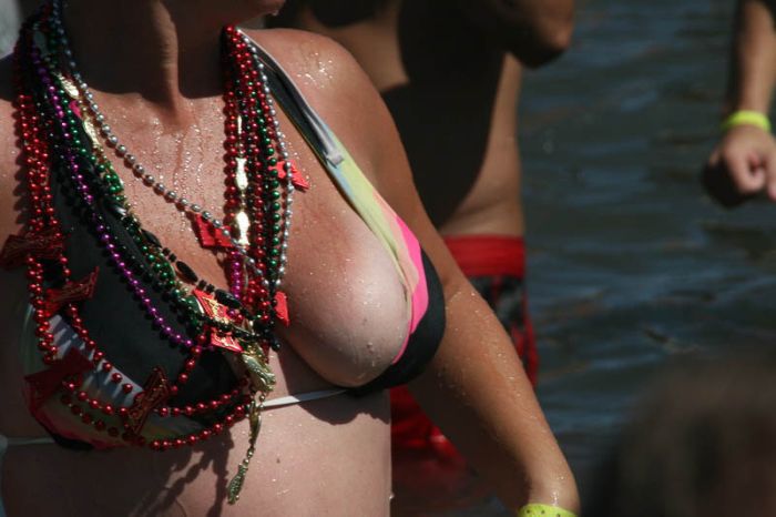 Топлесс 
девушки на озере Хавасу (100 фото)