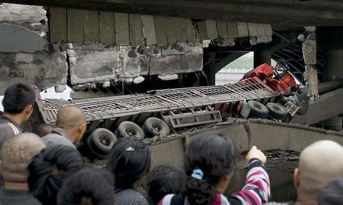 Жесткий провал моста в Китае (5 Фото)