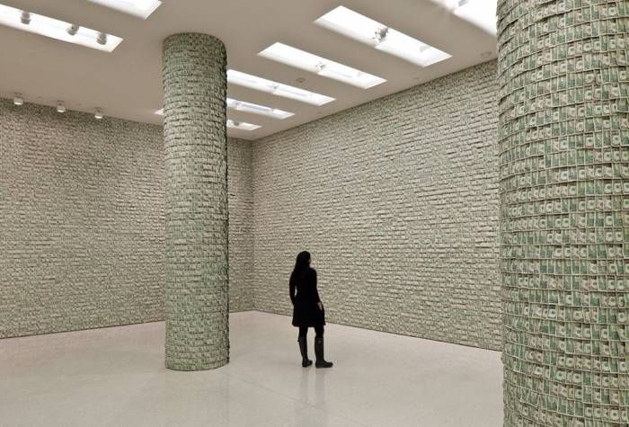 Сто тысяч долларов на стенах в комнате вместо обоев (4 Фото)
