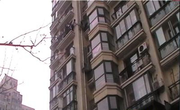 Кондиционер спас маленького мальчика от падения с 8-го этажа (4 Фото)