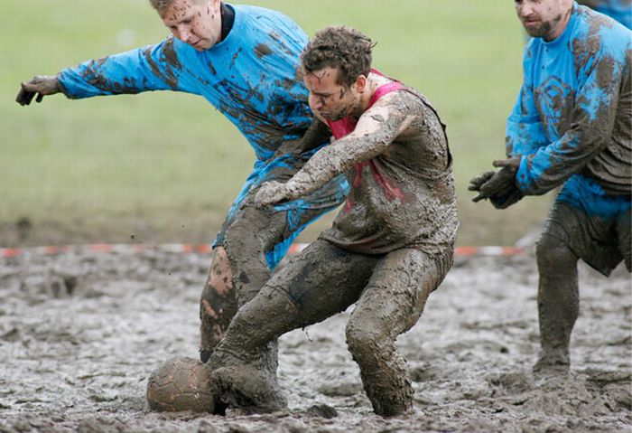 Чемпионат Мира по грязному футболу в Эдинбурге (30 фото)