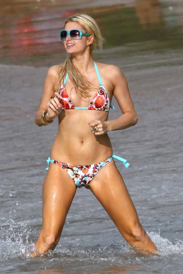 Пэрис Хилтон резвится на пляже в бикини (18 Фото)