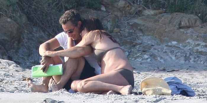 Николя Саркози и его беременная жена Карла Бруни на пляже (5 Фото)