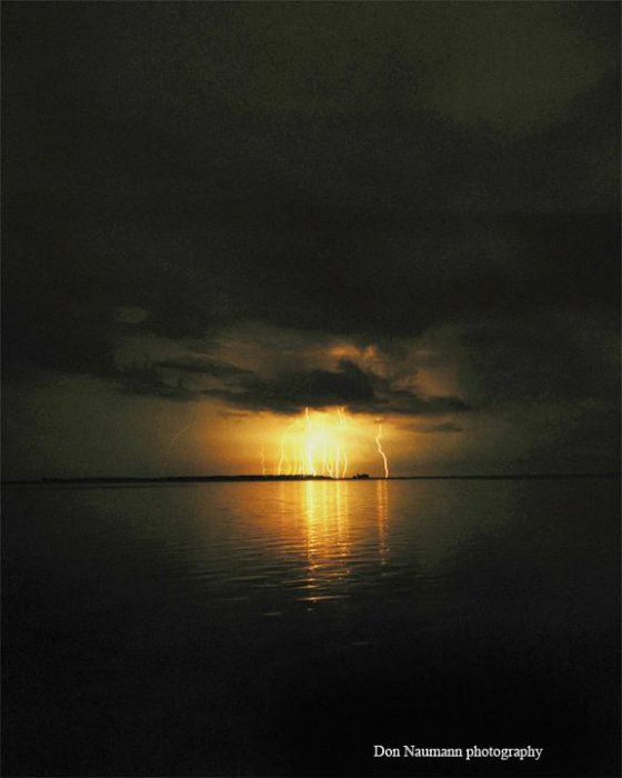 Удивительные фотографии молний от фотографа Дона Науманна (10 Фото)