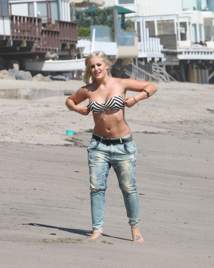 Лейси Швиммер на пляже в бикини (6 Фото)