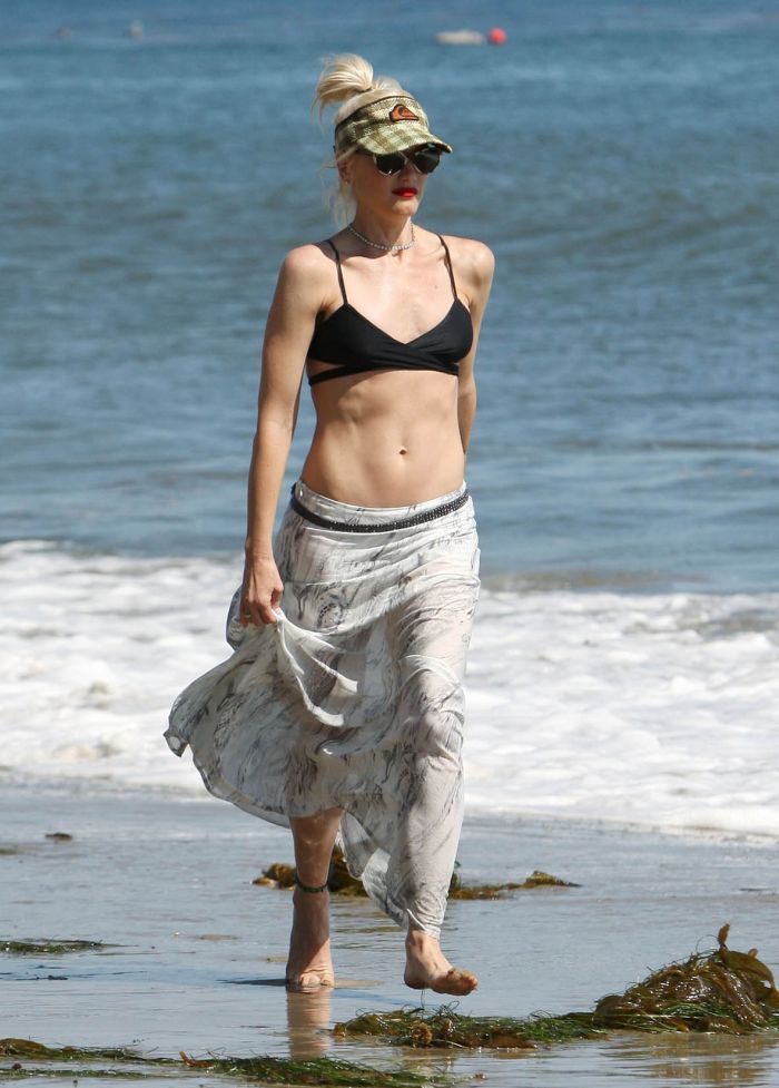 Гвен Стефани гуляет по пляжу в топе от бикини (8 Фото)