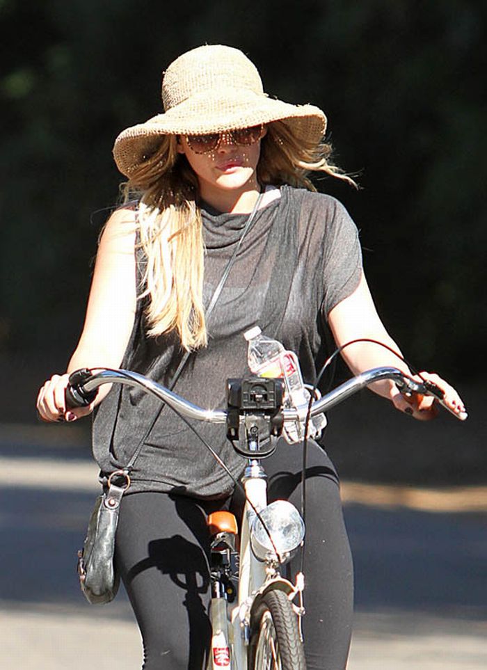Хилари Дафф решила покататься на велосипеде (7 Фото)