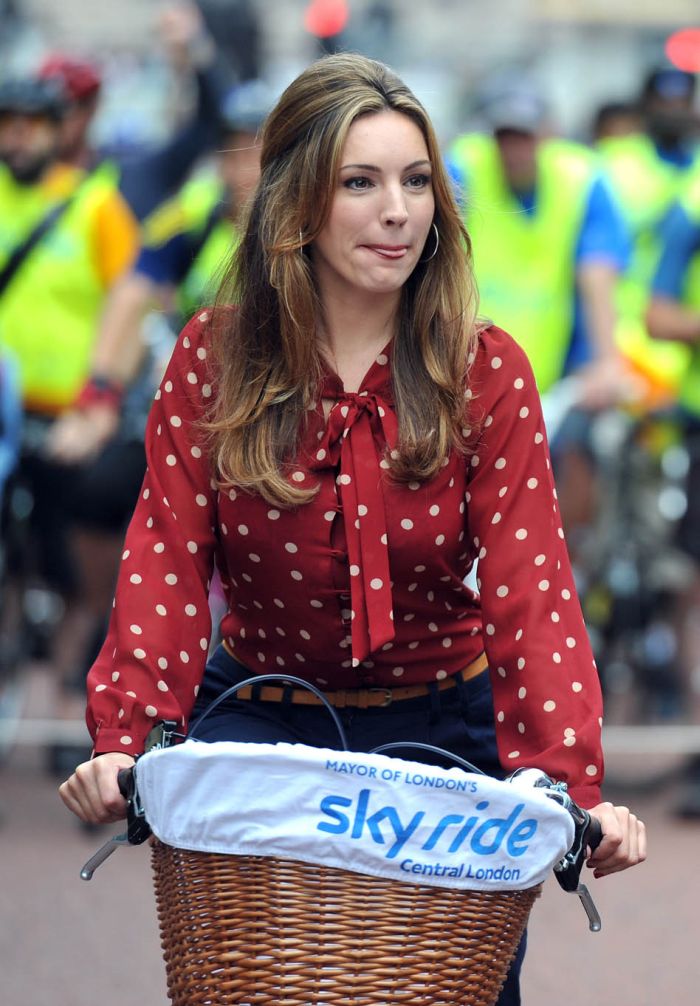 Келли Брук решила покататься на велосипеде (12 Фото)
