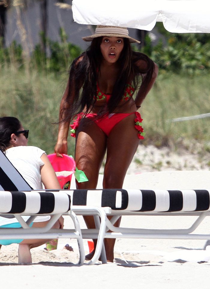 Анжела Симмонс в бикини на пляже (5 Фото)