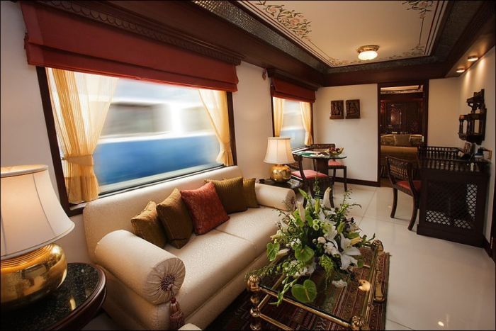 Поезд-люкс в Индии (28 фото)