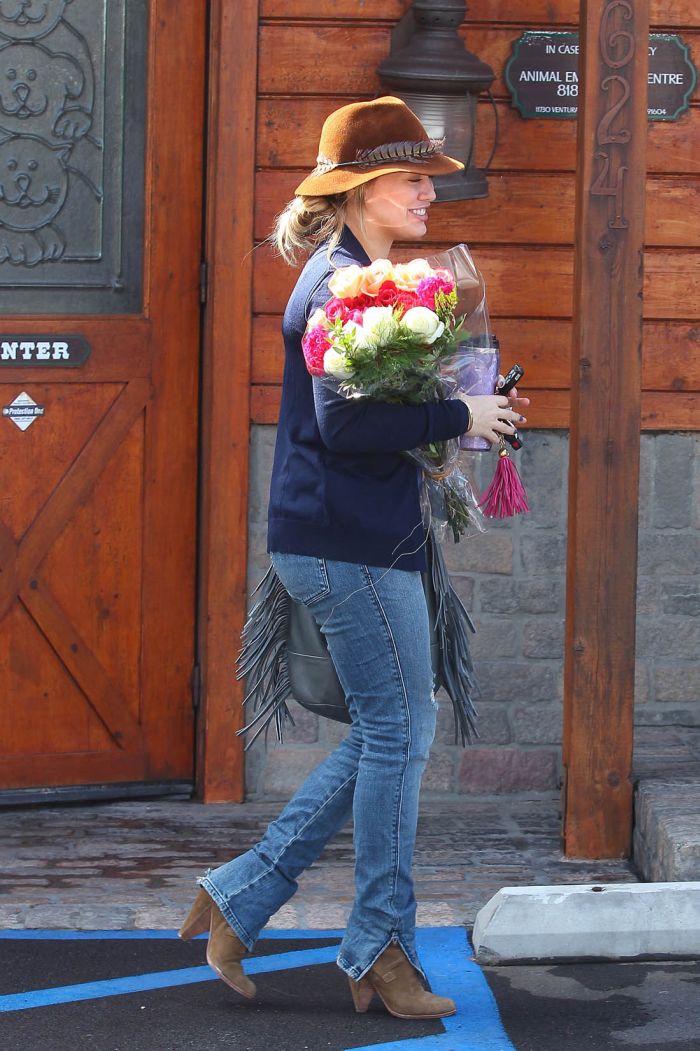 Хилари Дафф подарили букет цветов  (8 Фото)