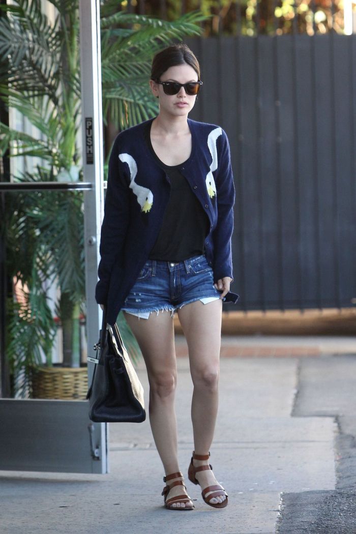 Рэйчел Билсон в коротких джинсовых шортах (5 Фото)