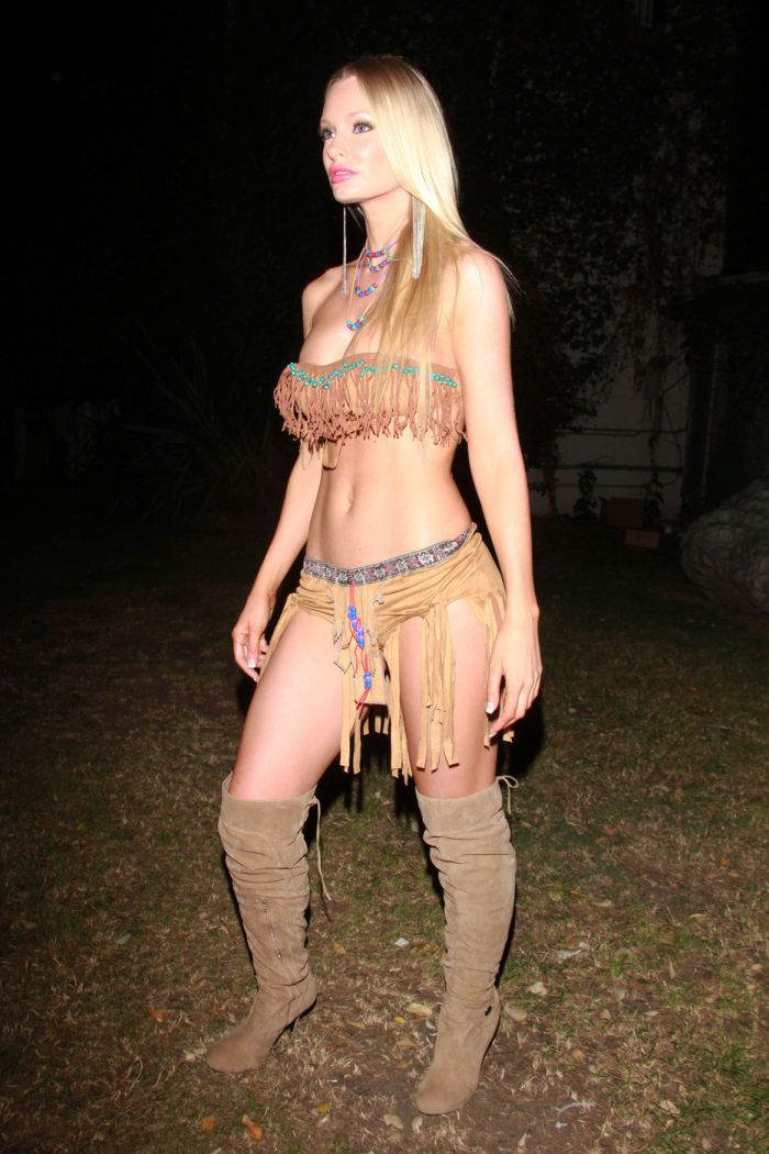 Софи Тернер в костюме Покахонтас (9 Фото)