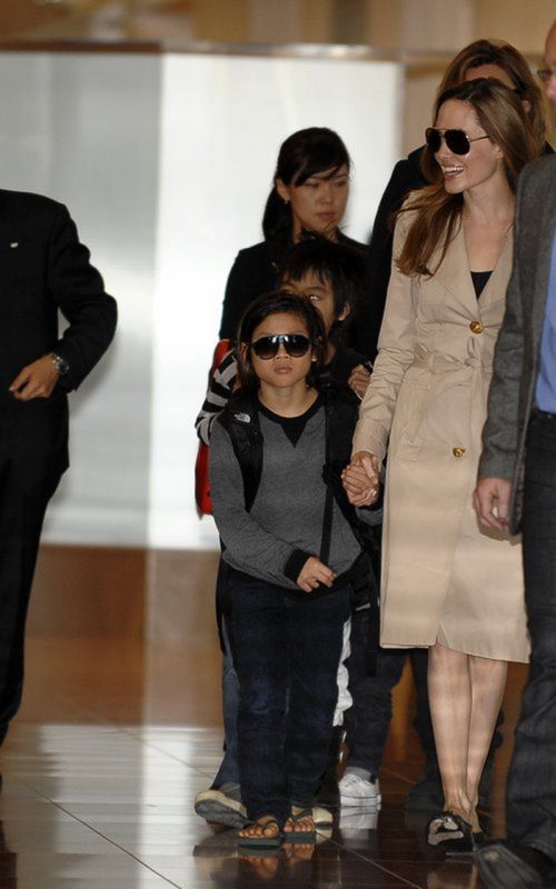 Анджелина Джоли и Бред Питт с детьми в аэропорту Токио (6 Фото)