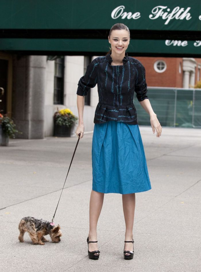 Миранда Керр гуляет с собакой (9 Фото)