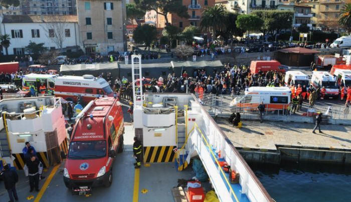 Крушение круизного судна у берегов Италии (32 фото + видео)