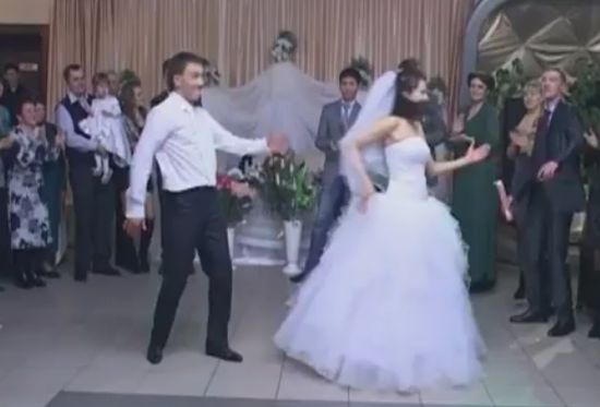 Такой свадебный танец надолго запомнится гостям (видео)
