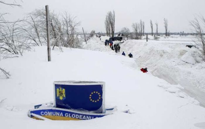 Румынская деревня, заваленная снегом (33 фото)