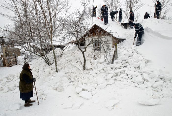 Румынская деревня, заваленная снегом (33 фото)