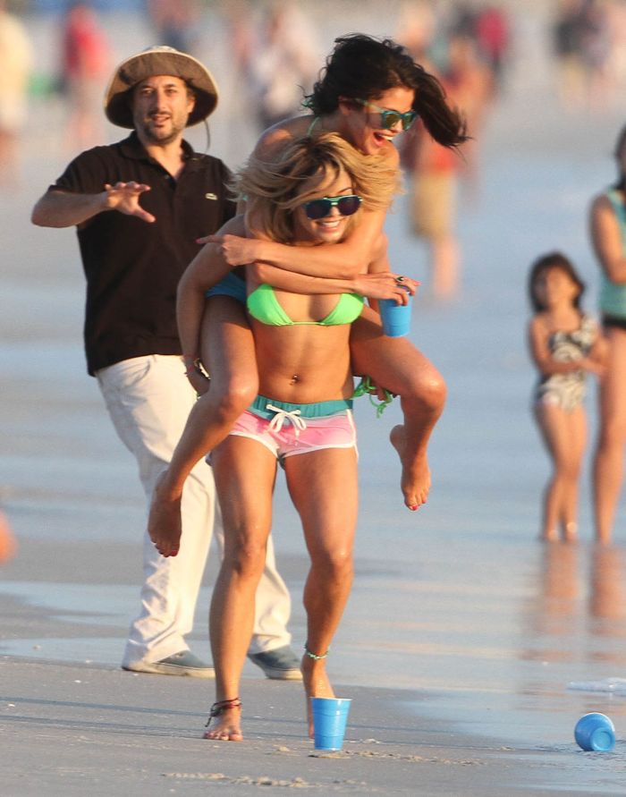 Селена Гомес на пляже с друзьями (9 Фото)