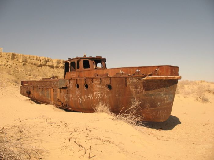 Корабли в пустыне (22 фото)