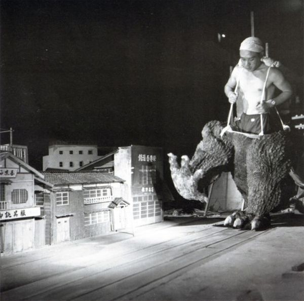 Съемки фильма "Годзилла" в 1954 году (11 фото)
