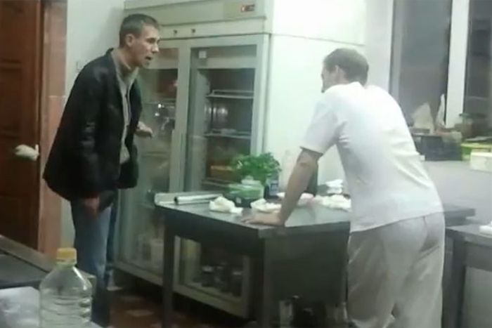 Алексей Панин устроил скандал из-за неправильно приготовленного блюда (6 фото + видео)