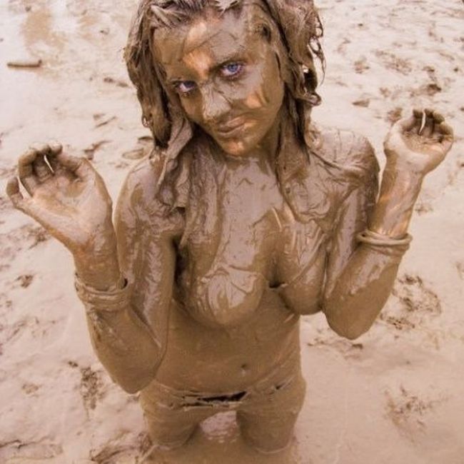 Девушки в грязи (35 фото)