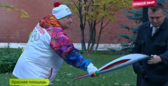 Шаварш Карапетян и олимпийский факел (2 фото + видео)