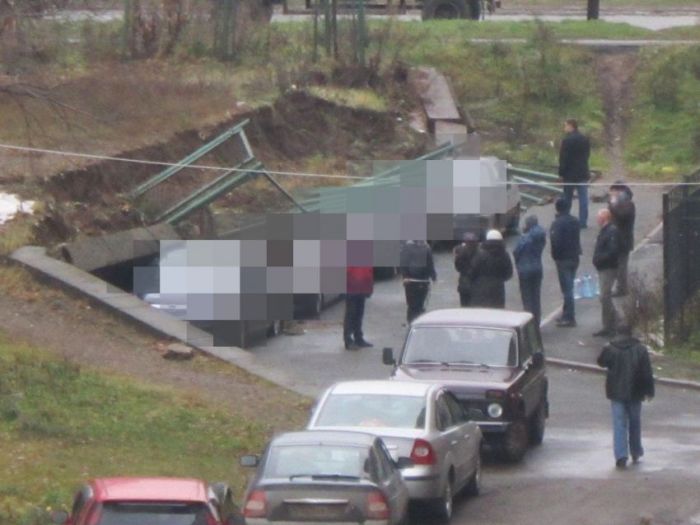 Стена детской площадки раздавила автомобили в Перми (8 фото)