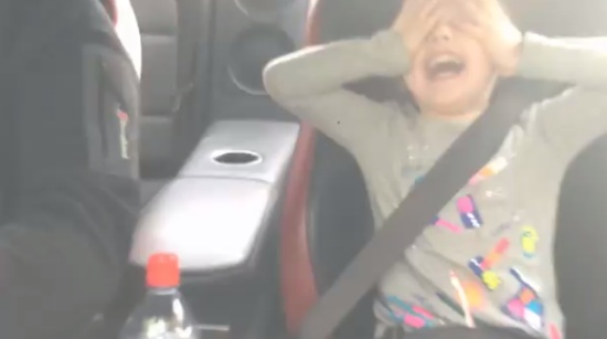 Эмоции девочки во время поездки на заряженном Nissan GT-R